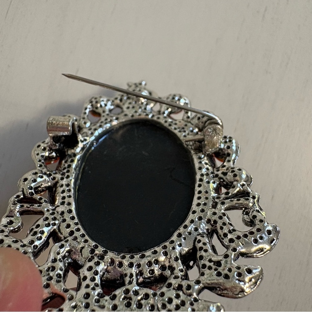 Vintage-Inspired Grey Cameo Brooch with Red Orange and Teal Stones - Picture 4 of 5